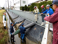 写真:水路法面整備